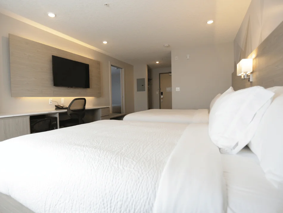 Days Inn Calgary North Balzac - 1 King Bed & 2 Queen Beds Family Suite
