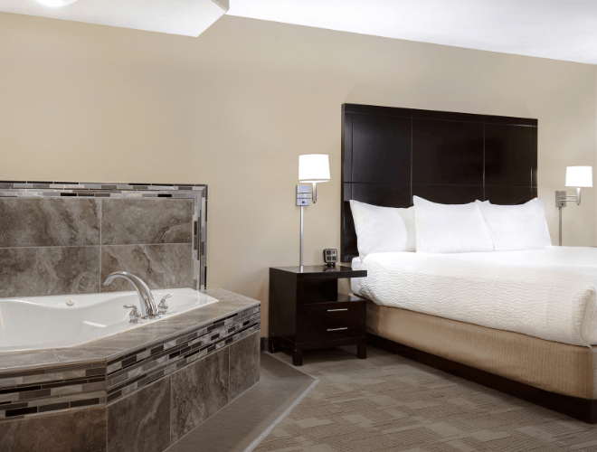 Days Inn Medicine Hat - Jacuzzi Suite