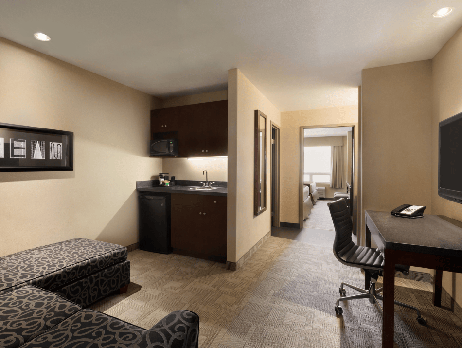 Days Inn Regina Airport West - 2 Queen Beds Suite