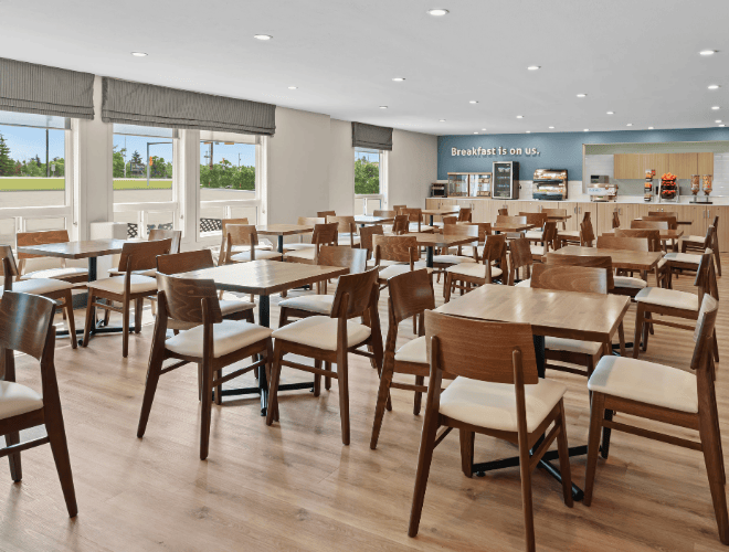 Days Inn Regina East - Breakfast seating 4