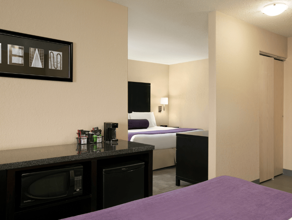 Days Inn Regina East - 1 King Bed & 2 Queen Beds Suite
